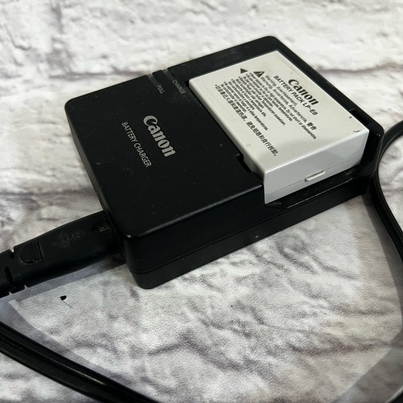 Canon EOS Digital Rebel T2i Digital w/18-55mm IS II Lens kit used camera - Picture 12 of 16